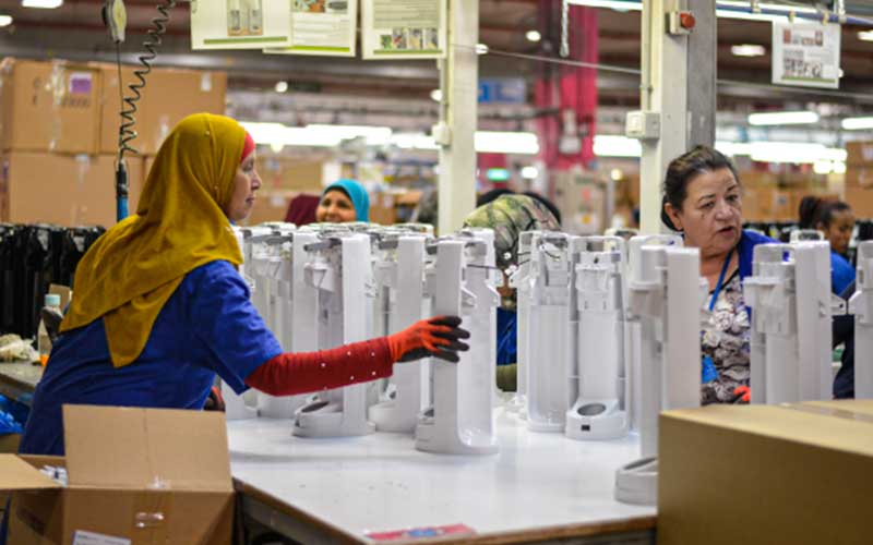 Assembly-line-women-working